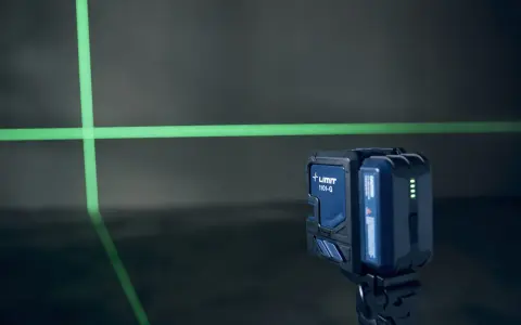 Laser krzyżowy do czego służy? Do precyzyjnego wyznaczania linii pionowych i poziomych, idealny do prac budowlanych i remontowych.