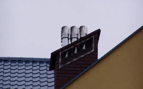 Trzy obrotowe nasady kominowe zamontowane na ceglanym kominie, zapewniające prawidłowy montaż nasady kominowej.