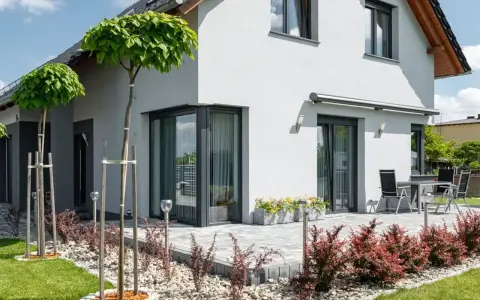 Nowoczesny dom z antracytowymi oknami. Wady? Może tylko takie, że trudno oderwać wzrok od tej pięknej architektury i zadbanego ogrodu.